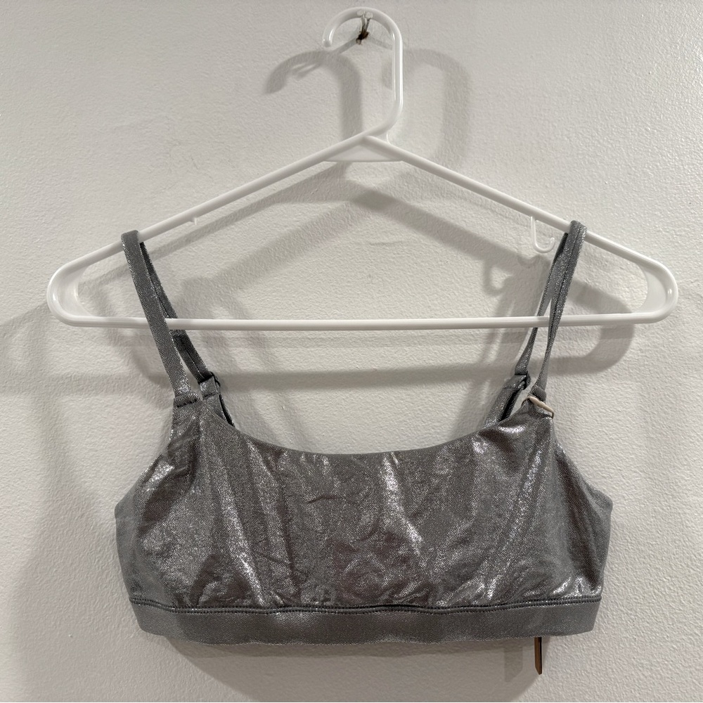 SKIMS Kim Kardashian Women's Scoop Neck
Bra New w/ Tags! BR-SCN-2025 size small